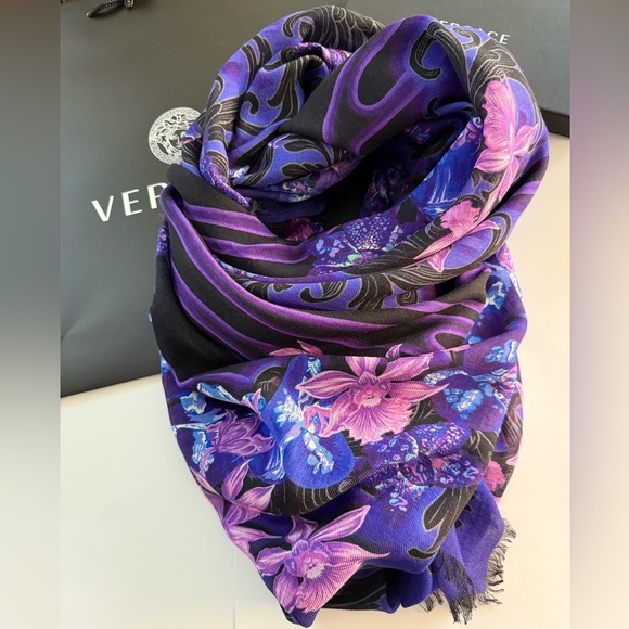NWT VERSACE ORCHID BAROCCO
WOOL-SILK BLEND SHAWL/SCARF - Picture 4 of 11
